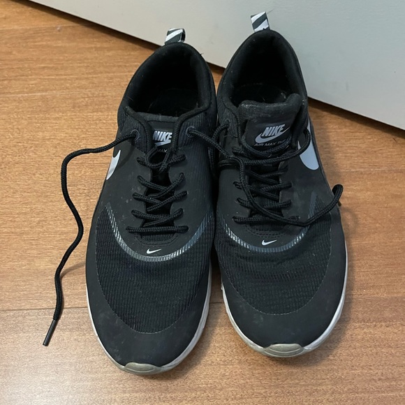 Nike Shoes - Nike Black & White Sneakers